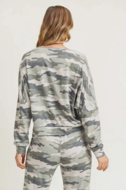 Relaxed Green Camo Print Pullover Top -Selected Women's Clothing Store TP2300 OLV 6 l