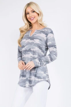 Front Notch Camo Print Tunic Top -Selected Women's Clothing Store TU063 BEI l